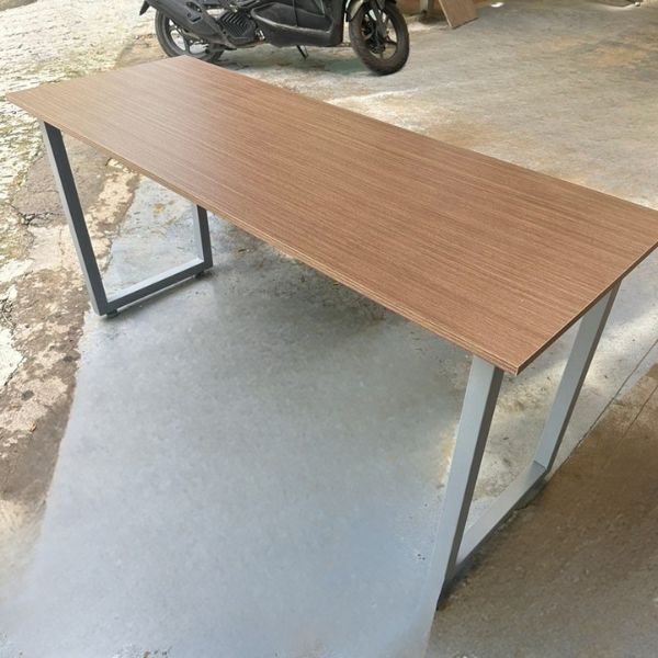 Bàn làm việc chân sắt 1m8*60cm mặt gỗ MDF mới 99%