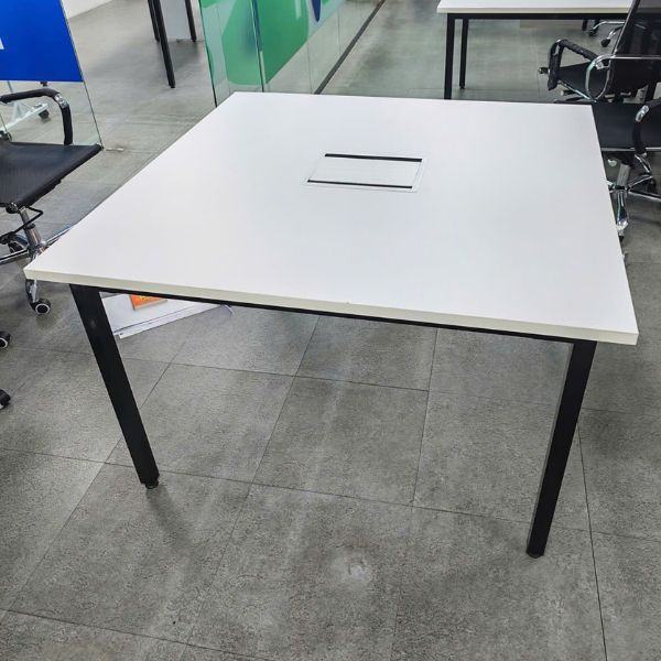 Bàn làm việc 1m2*1m2 chân sắt mới 95%