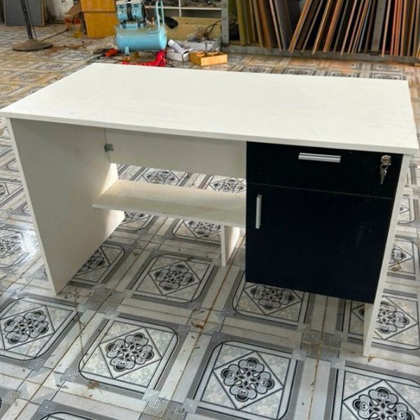 Bàn làm việc nhân viên 1m2 trắng đen mới 98%