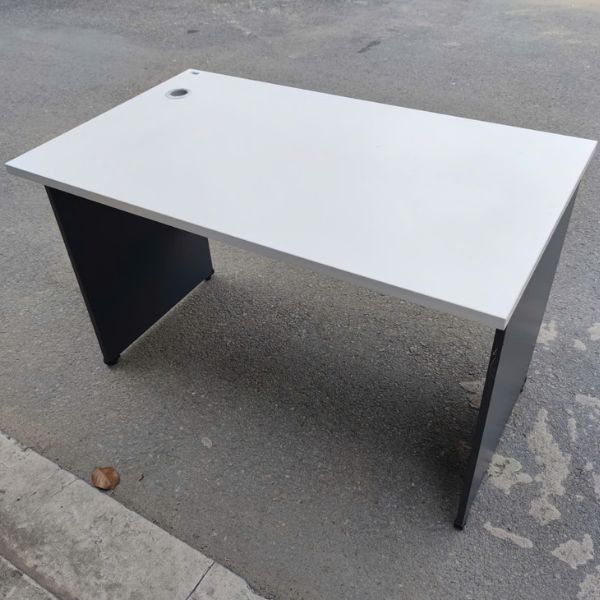 ban-lam-viec-hoa-phat-cu