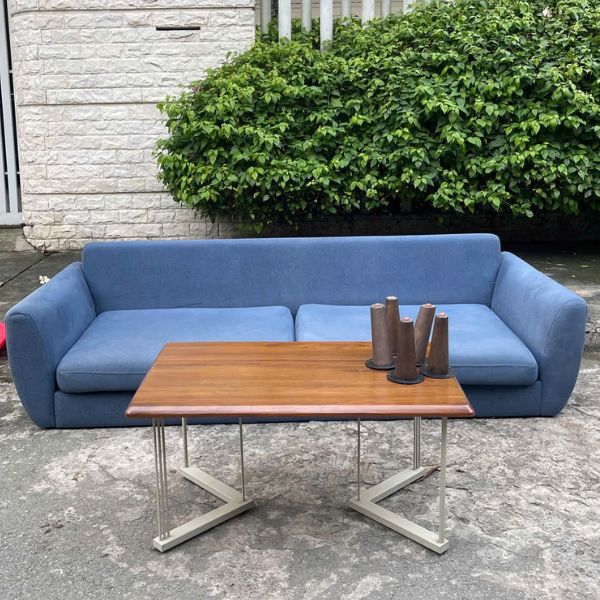 Băng ghế sofa nệm bọc vải màu xanh kèm bàn mới 90%