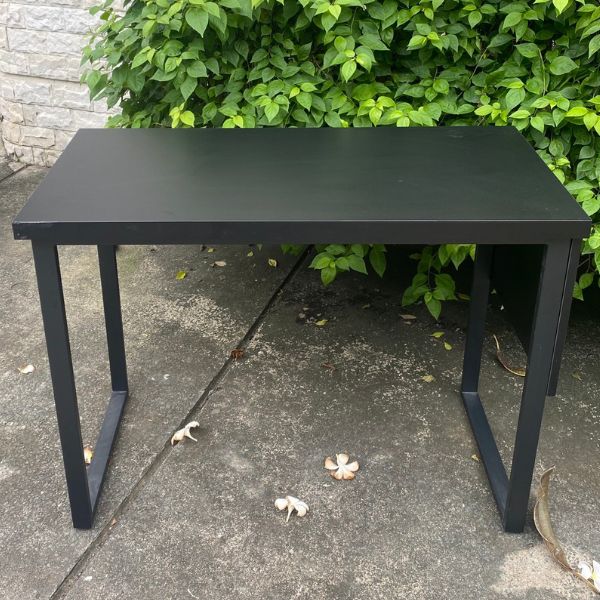 Bàn làm việc chân sắt 1mx590cm màu đen mới 95%
