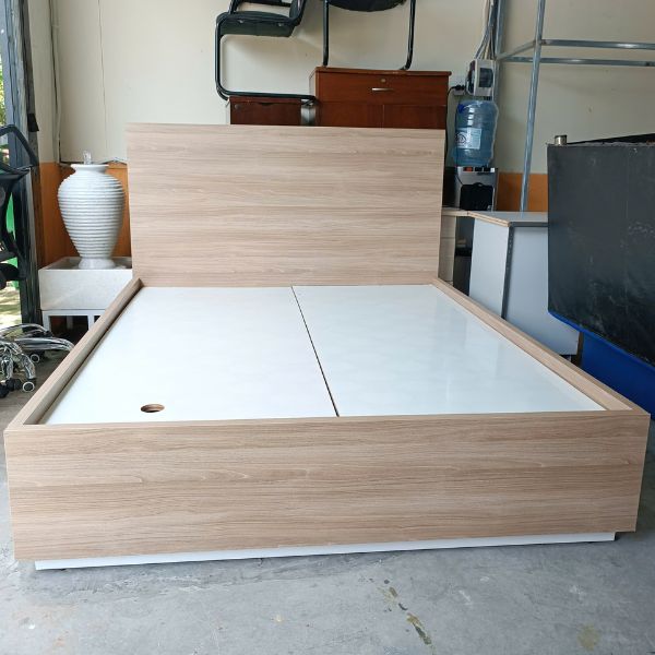 Giường gỗ MDF 1m6x2m màu nâu chống ẩm mới 90%