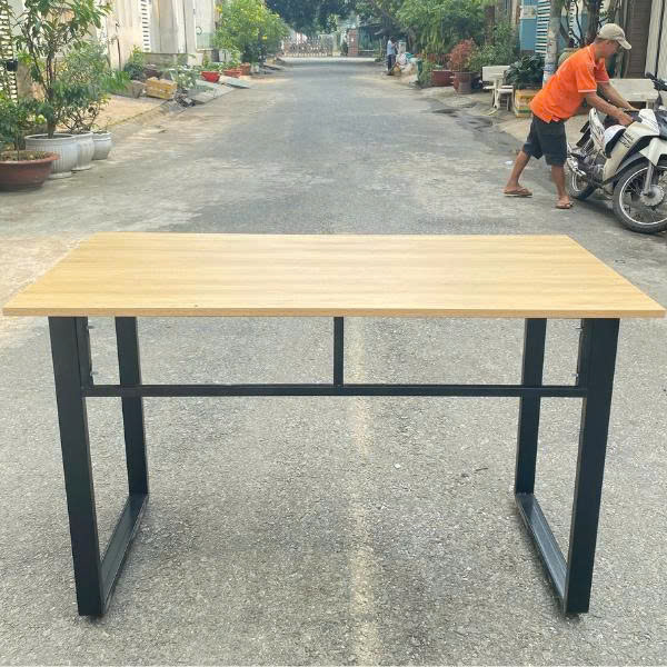 Bàn làm việc chân sắt 1m2x60cm mới 100%