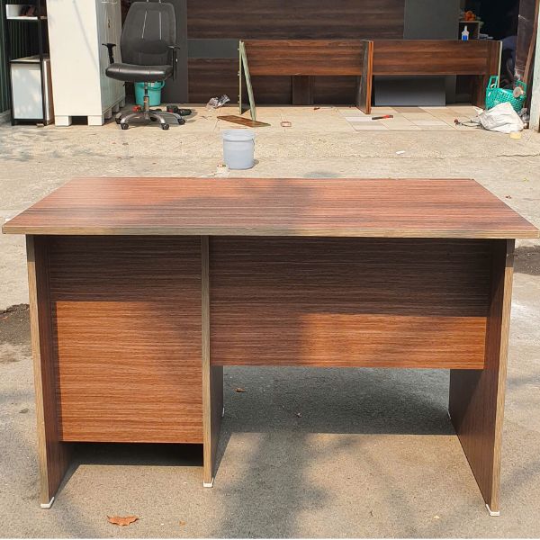 Bàn làm việc có hộc 1m2x60cm màu nâu mới 90%