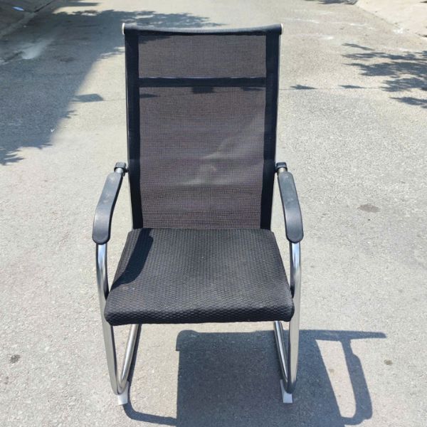 Ghế chân quỳ lưng lưới màu đen cũ đẹp