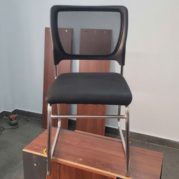 Ghế chân quỳ văn phòng lưng lưới màu đen cũ