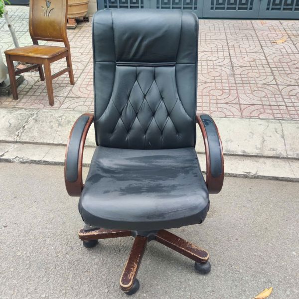 Ghế xoay Giám đốc bọc da chân gỗ mới 90%