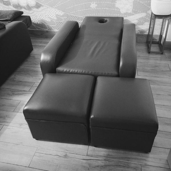 Giường massage gỗ mặt nệm bọc da đen mới 90%