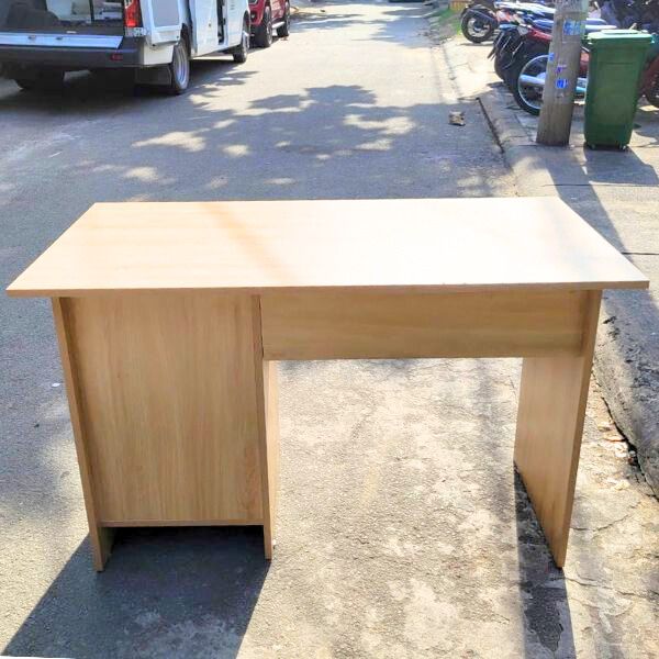 Bàn làm việc có hộc tiện lợi 1m2x60cm thiết kế sang trọng