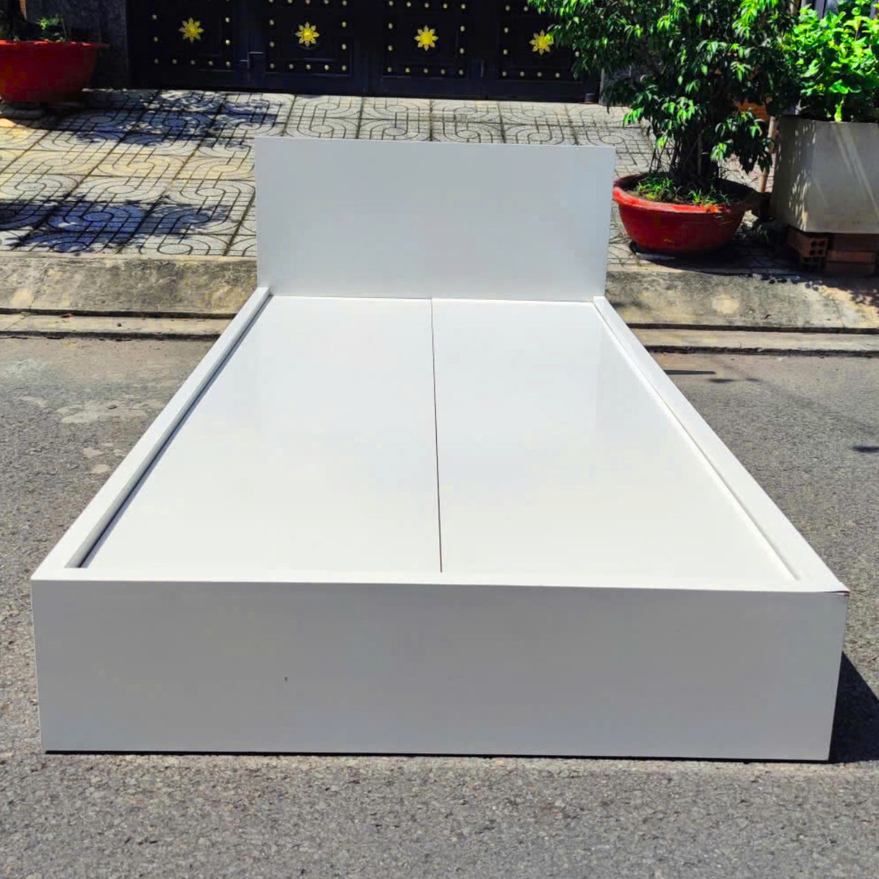 Giường ngủ gỗ MDF trắng 1mx2m tồn kho mới 99%