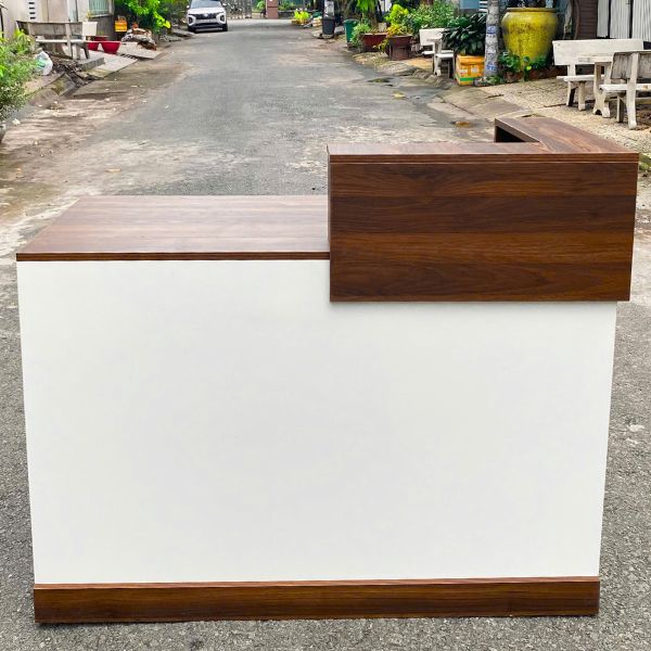Quầy thu ngân tiếp tân 1m2 nâu phối trắng mới 99%