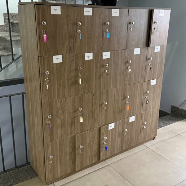 Tủ locker gỗ 20 ngăn màu nâu thanh lý