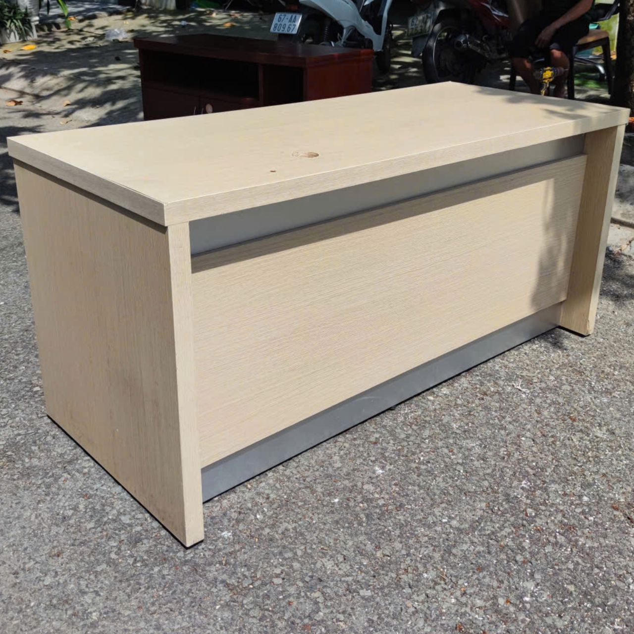 Bàn trưởng phòng gỗ MDF 1m6 kem mới 95%