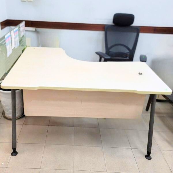 Bàn trưởng phòng góc L gỗ MDF chân sắt mới 90%