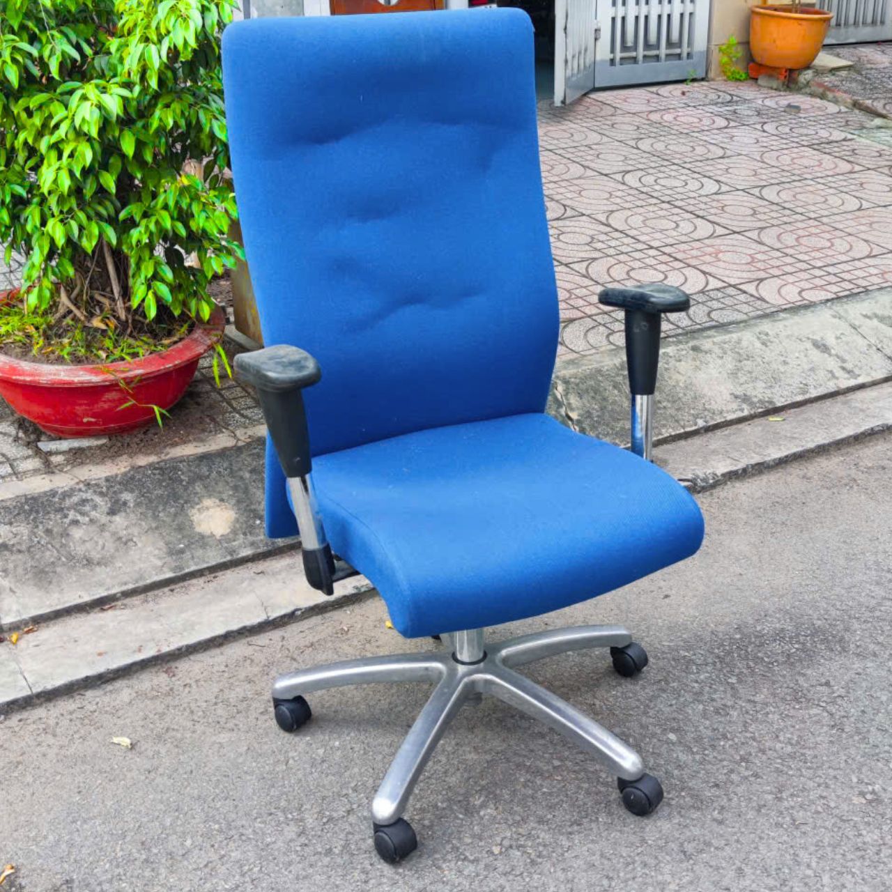 Thanh lý ghế xoay văn phòng vải xanh lưng cao như mới