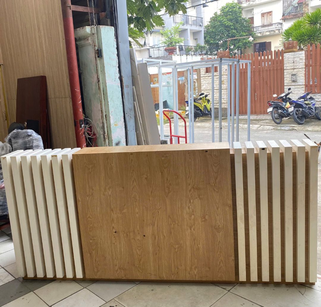 Thanh lý quầy lễ tân gỗ MDF cao cấp 2m4 như mới