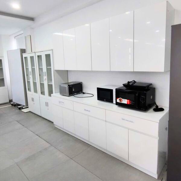 Tủ bếp gỗ MDF màu trắng thanh lý như mới