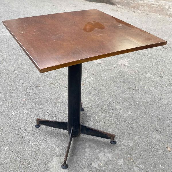 Bàn cafe vuông chân sắt mặt gỗ nâu giá rẻ
