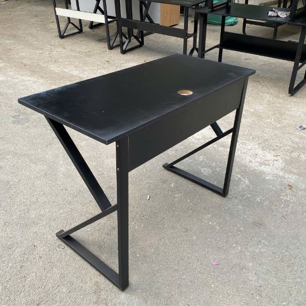 Bàn làm việc chân sắt chữ K hiện đại mới 90%