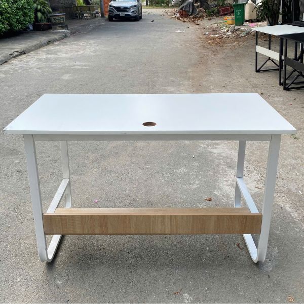 Bàn chân sắt cong hiện đại có bửng 1m2 mới 95%