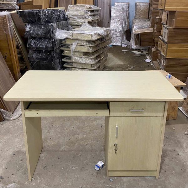 Bàn làm việc 1m2 MDF màu kem đẹp sang trọng