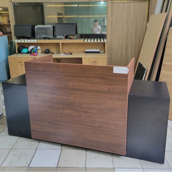 Thanh lý quầy lễ tân gỗ công nghiệp nâu 2m