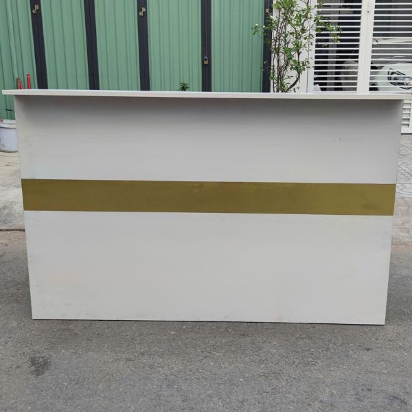Quầy lễ tân màu trắng chỉ vàng 1m7 cũ đẹp