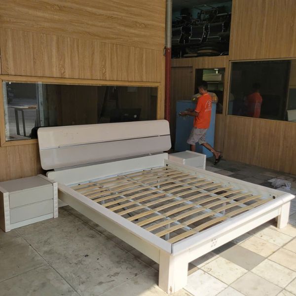 Giường ngủ nhập khẩu màu trắng 1m8 thanh lý