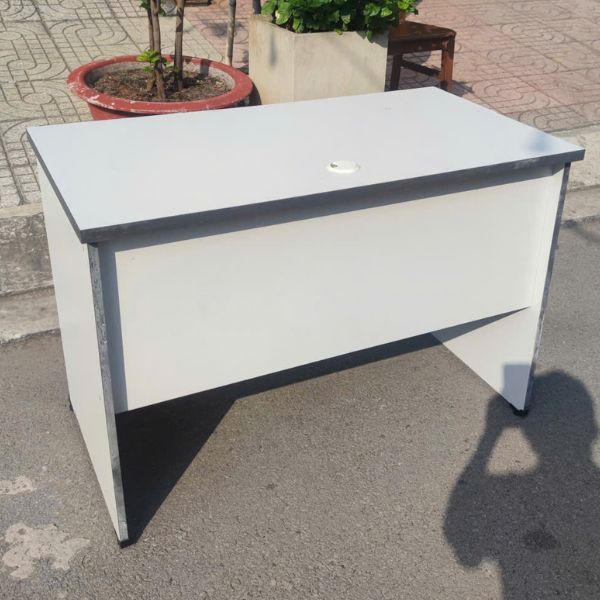 Bàn làm việc văn phòng hiệu Hòa Phát 1m1x60cm mới 90%