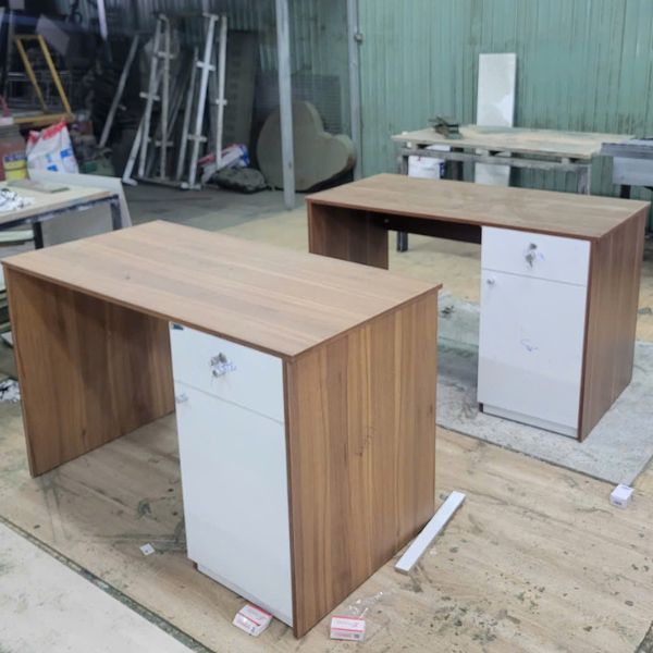 Bàn làm việc Trưởng phòng gỗ MDF có hộc hiện đại