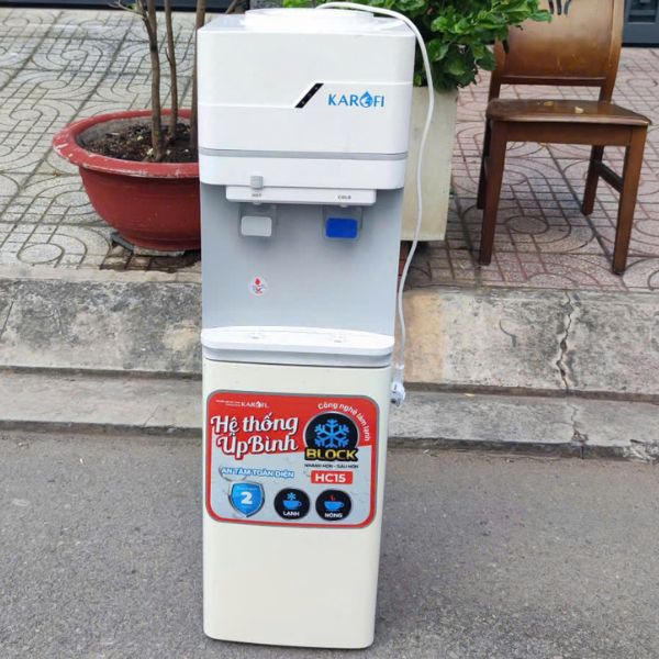 Thanh lý cây nóng lạnh karofi dùng còn tốt