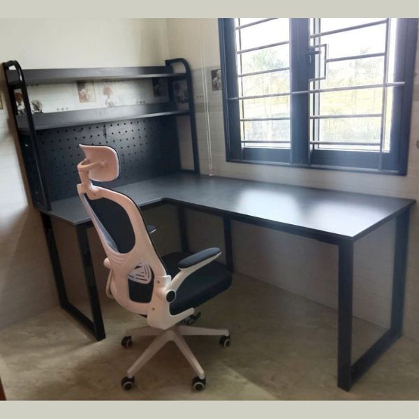 Bàn gaming chữ L kèm bảng Pegboard và kệ sách mới 99%