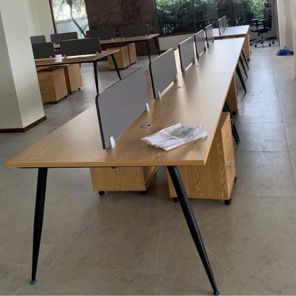 Bàn làm việc nhân viên văn phòng 10 người tiện lợi mới 99%